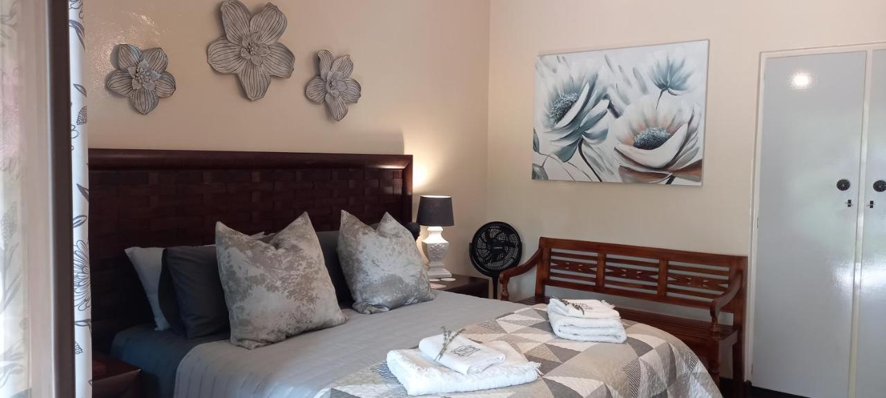 Mitat Guesthouse Beaufort West Bagian luar foto