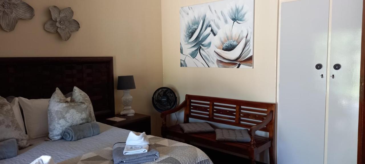 Mitat Guesthouse Beaufort West Bagian luar foto