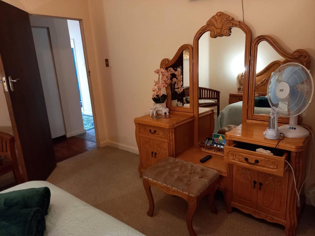 Mitat Guesthouse Beaufort West Bagian luar foto