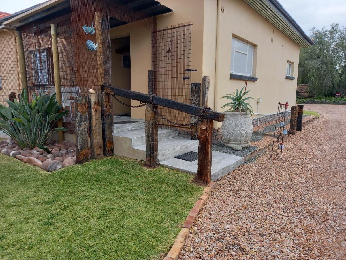 Mitat Guesthouse Beaufort West Bagian luar foto